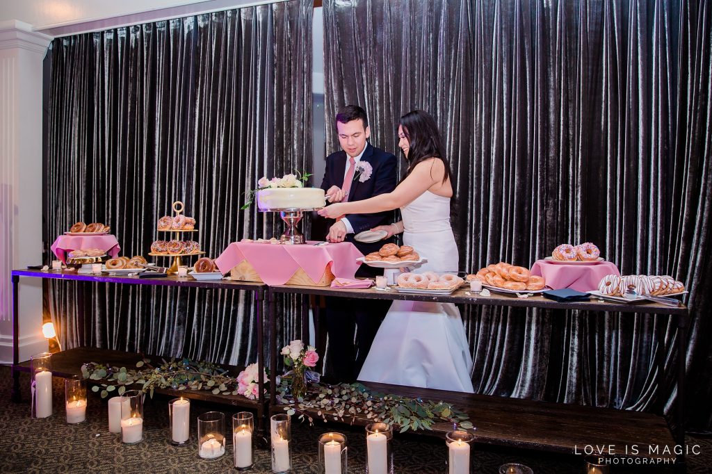 reception decor, cake cut
